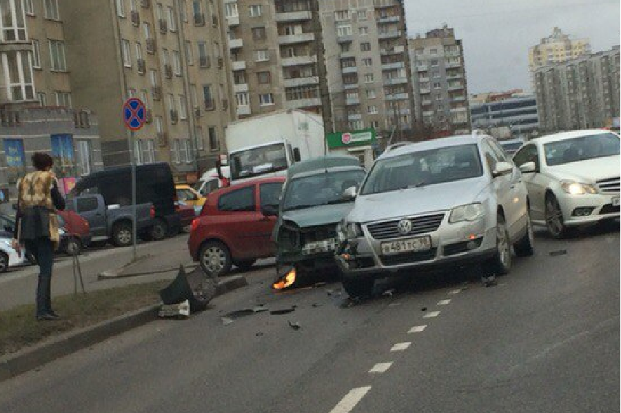 На ул.Гайдара столкнулись две легковушки, движение затруднено (фото)