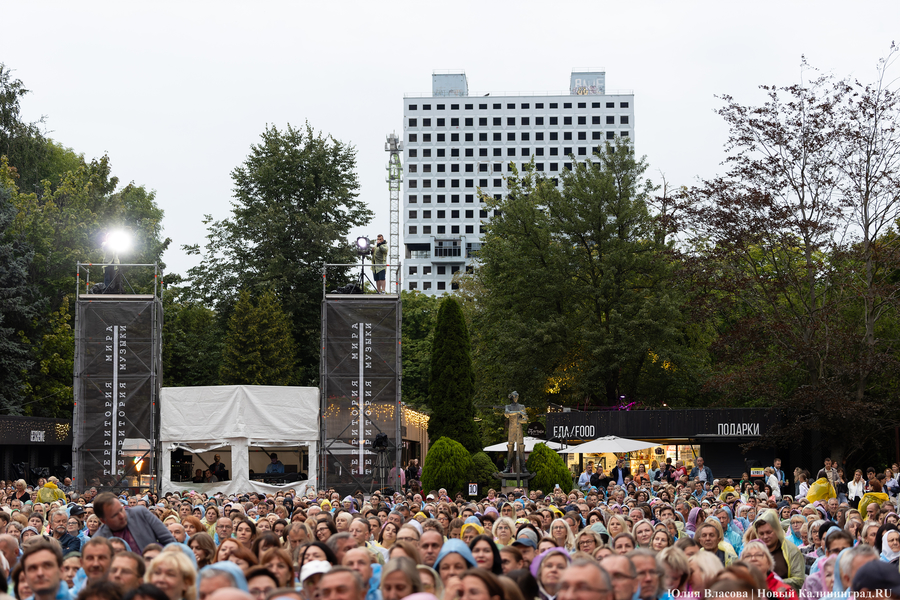 Бурлеска под дождём: Денис Мацуев выступил на острове Канта (фото)