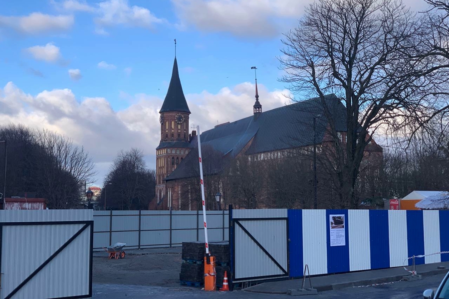 Около «Рыбной деревни» строят новый торговый павильон (фото)