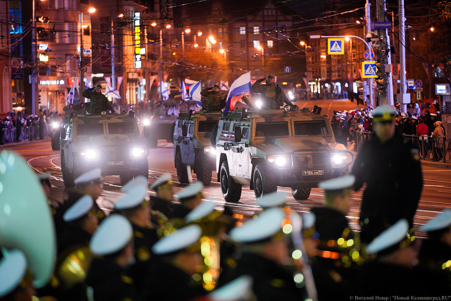 Вечерний марш: в Калининграде прошла репетиция парада Победы (фото)