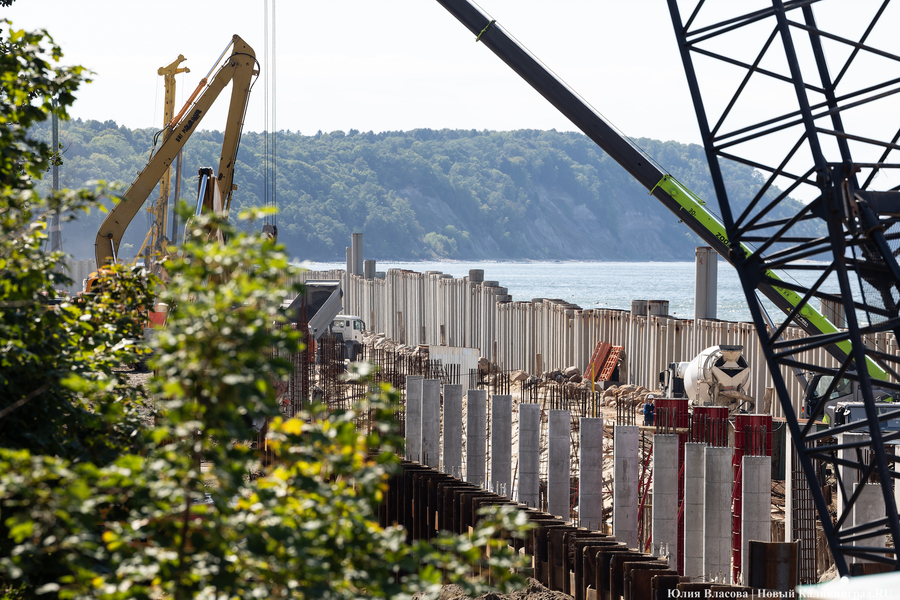 С видом на море и стройку: как выглядит пляж в Светлогорске этим летом