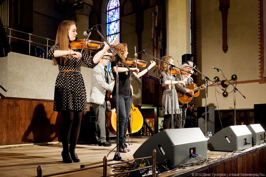 «Всем сестрам по серьгам»: фоторепортаж с концерта The Quebe Sisters Band