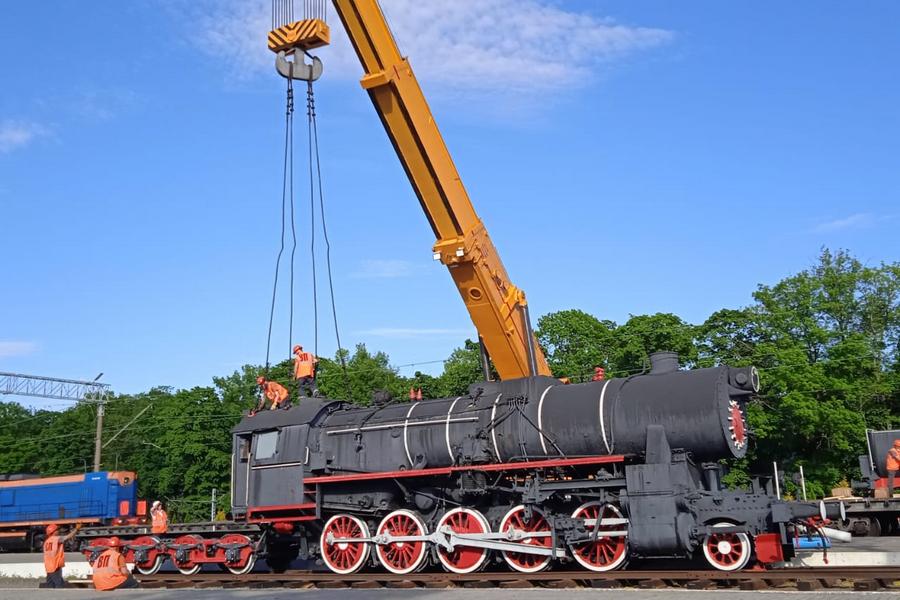 На Северном вокзале демонтировали паровоз-памятник, его увозят в Гусев (фото)