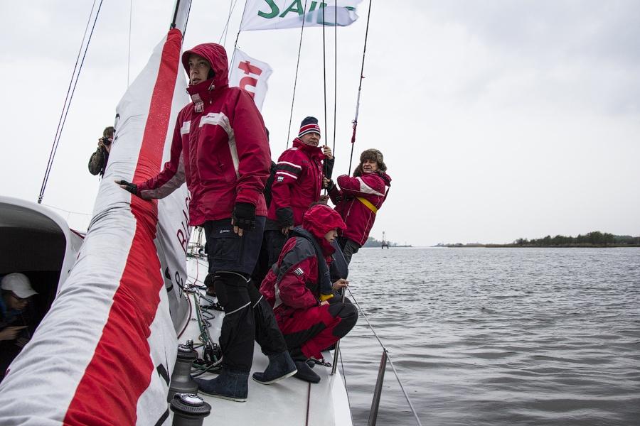 Венки на воде: калининградские яхтсмены почтили память погибших моряков
