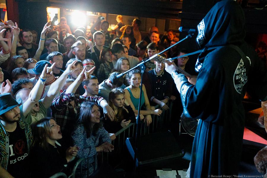  Лапти разбил об пол: на Вагонке прошёл концерт «Нейромонаха Феофана»