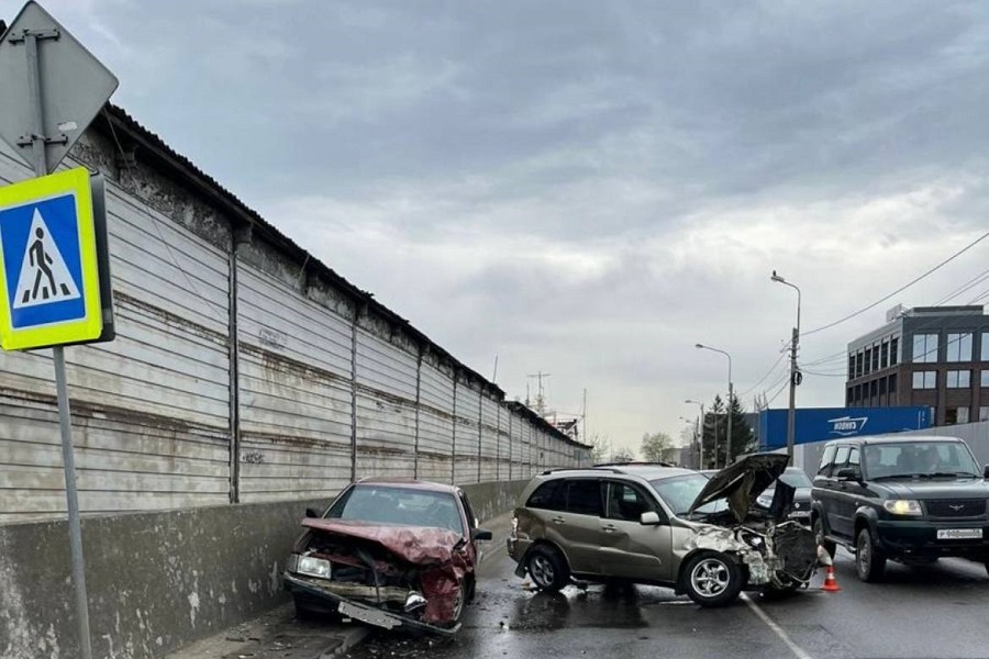 В Калининграде на Правой набережной произошло ДТП с тремя пострадавшими (фото)