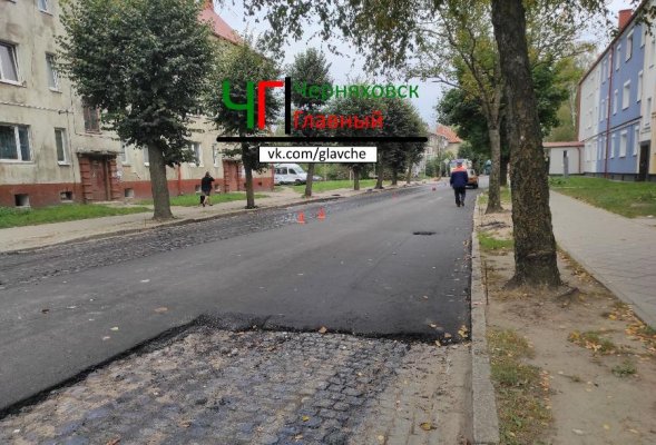 В Черняховске на одной из улиц брусчатку закатали в асфальт (фото) (видео)
