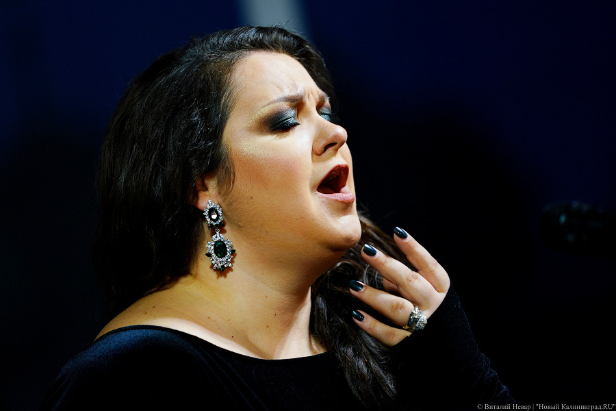 Любовь и жизнь: во Фридрихсбургских воротах выступила солистка Михайловского театра (фото)