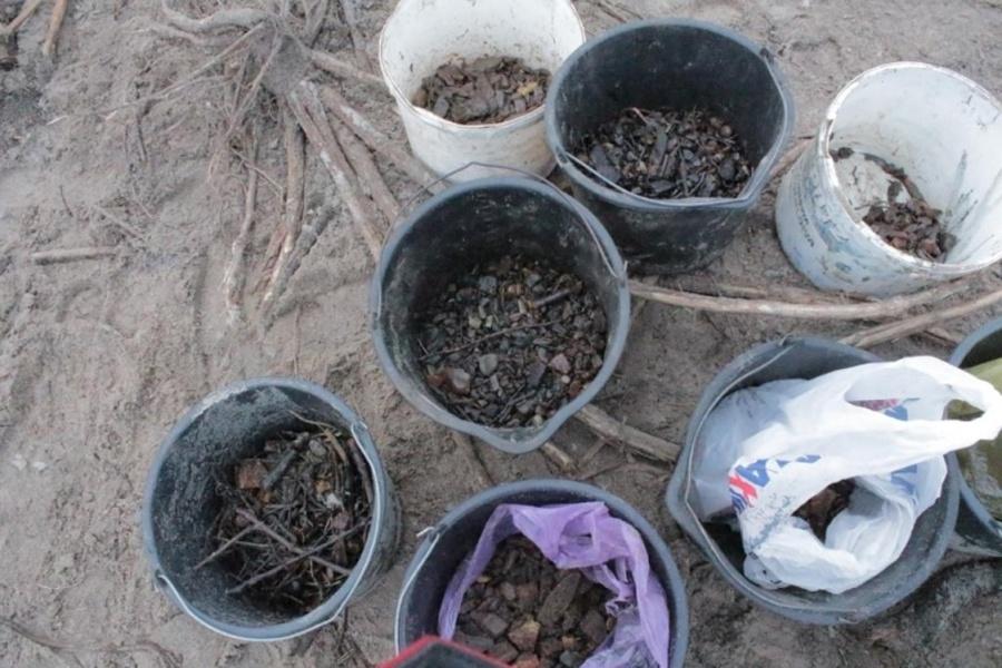 Полиция: «черные копатели» янтаря уничтожили пляж у пос. Синявино (фото)