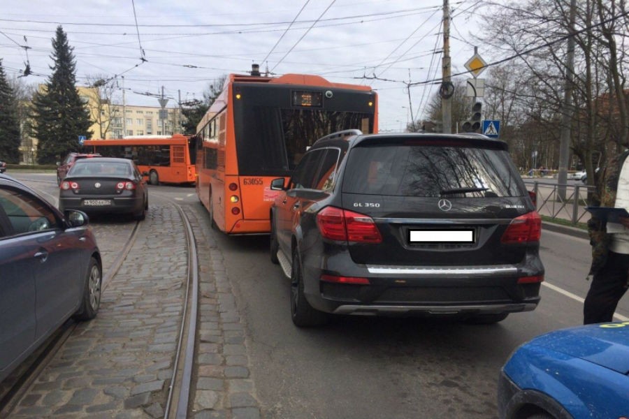На проспекте Мира «Мерседес» врезался в рейсовый автобус (фото)