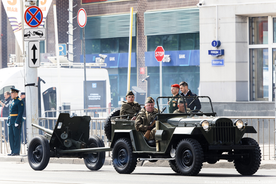 Под Знаменем Победы: в центре Калининграда прошел военный парад (фото)
