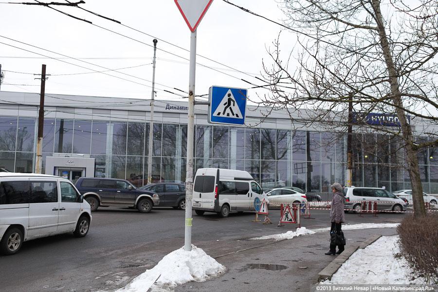 В Калининграде на ул. Емельянова образовался провал на проезжей части (+фото)