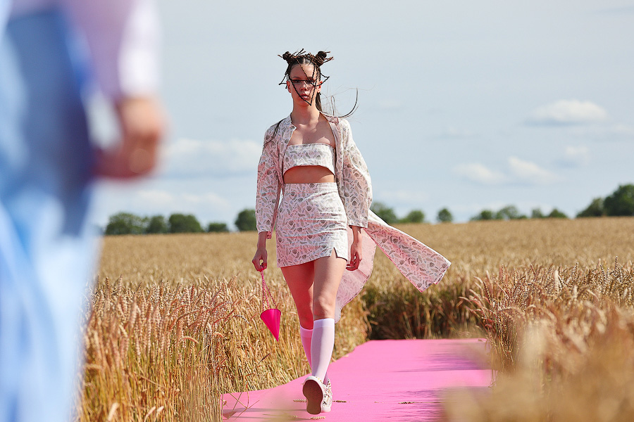 Один в поле — дизайнер: на Дне поля прошёл модный показ в колосьях (фото)