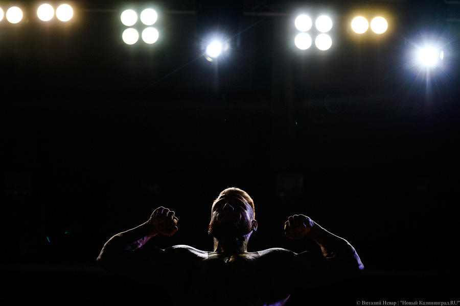 Мышцы в стразах: в Калининграде прошёл кубок региона по бодибилдингу (фото)