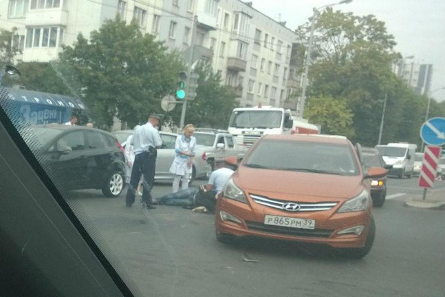 В ДТП на улице Невского в Калининграде пострадал мотоциклист (фото)