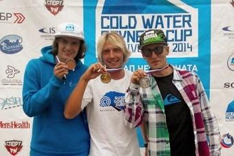 Евгений Исаков (в центре) на пьедестале. Фото предоставлено спортсменом