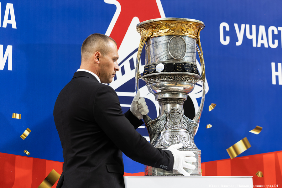 «Локосемья»: в Калининград из Ярославля привезли хоккейный Кубок Гагарина (фото)