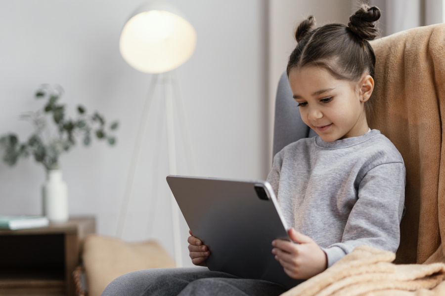 «Билайн» представил «план б. – kids» — безопасную платформу с ИИ для детей