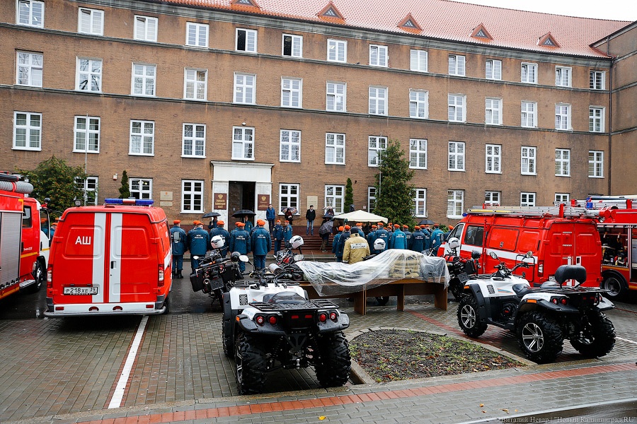 Мотоциклы и медали: как в МЧС региона подарки из рук министра получали