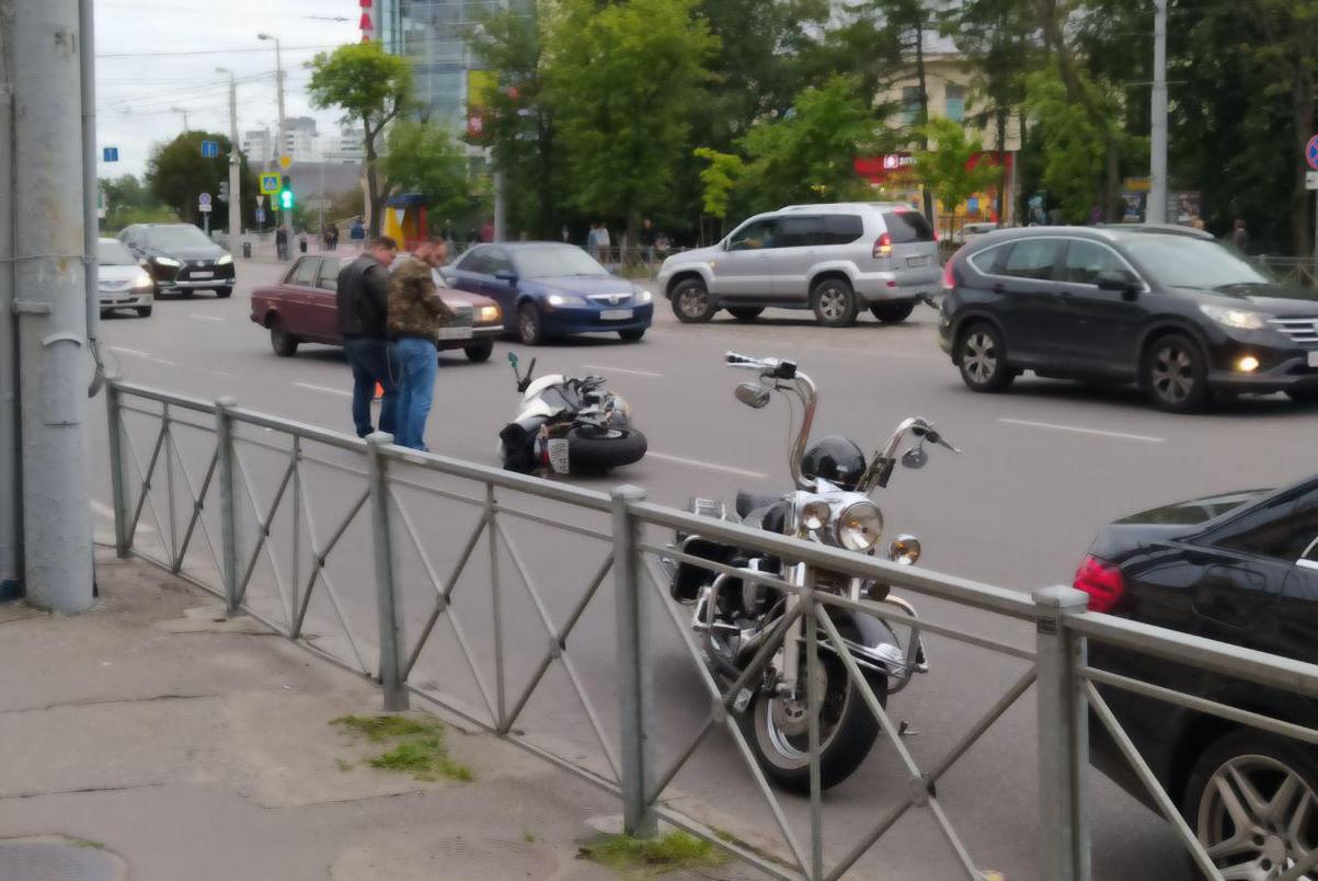На Ленинском проспекте сбили мотоциклиста (фото)