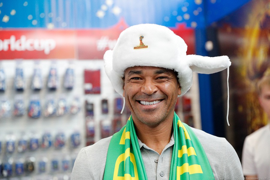 Шапка-ушанка в подарок и селфи с Забивакой: бразилец Кафу прилетел в Калининград