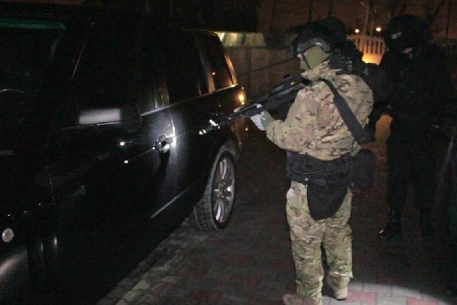 В Гурьевском районе полиция взяла штурмом особняк крупного наркодельца (фото)