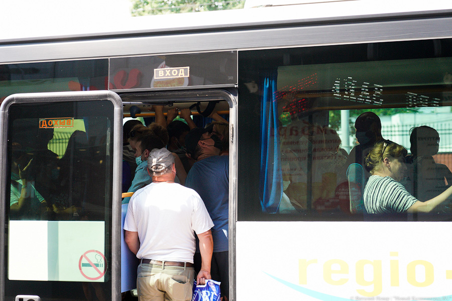 Не для слабаков: желающие уехать к морю штурмуют электрички и автобусы