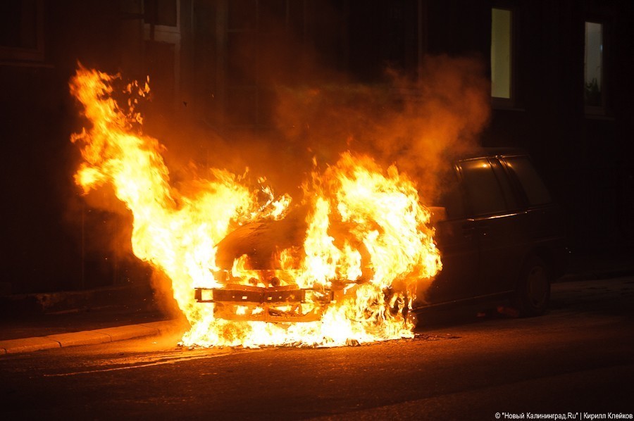 На Гайдара сгорели Volkswagen-Touareg и фасад магазина «Планета Спорт»