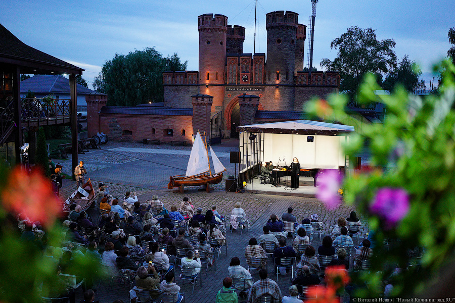 Любовь и жизнь: во Фридрихсбургских воротах выступила солистка Михайловского театра (фото)