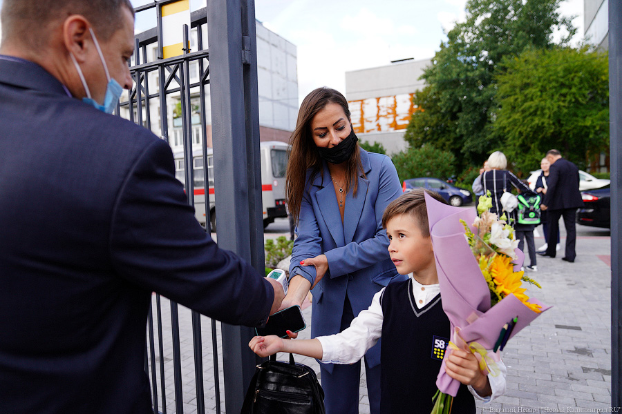Серьёзное дело: как прошла первая линейка в самой новой школе Калининграда