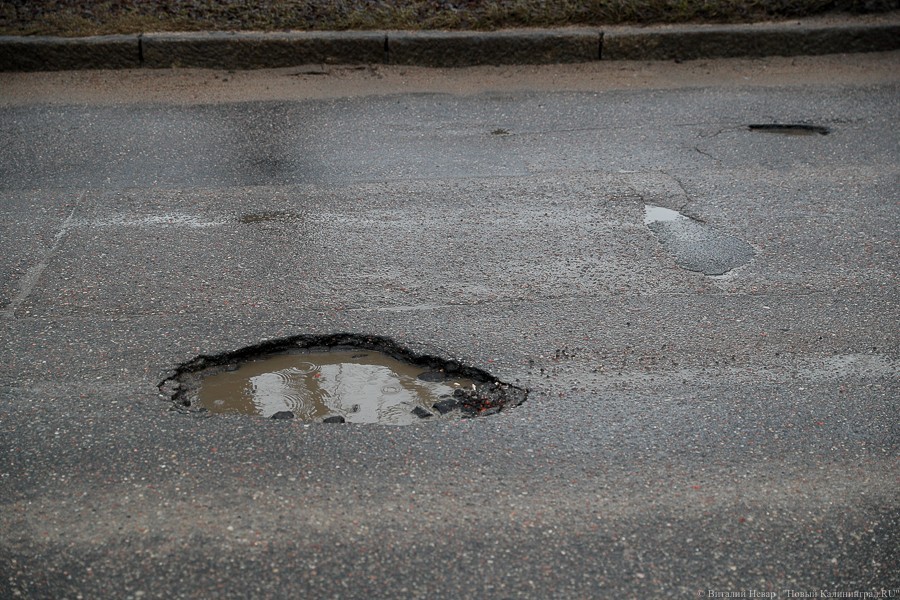 В ожидании «плямб»: как выглядят дороги Калининграда после зимы (фото)