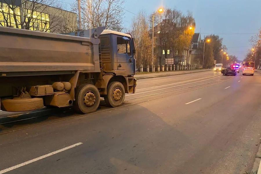 На Суворова фура врезалась в легковое авто (фото)