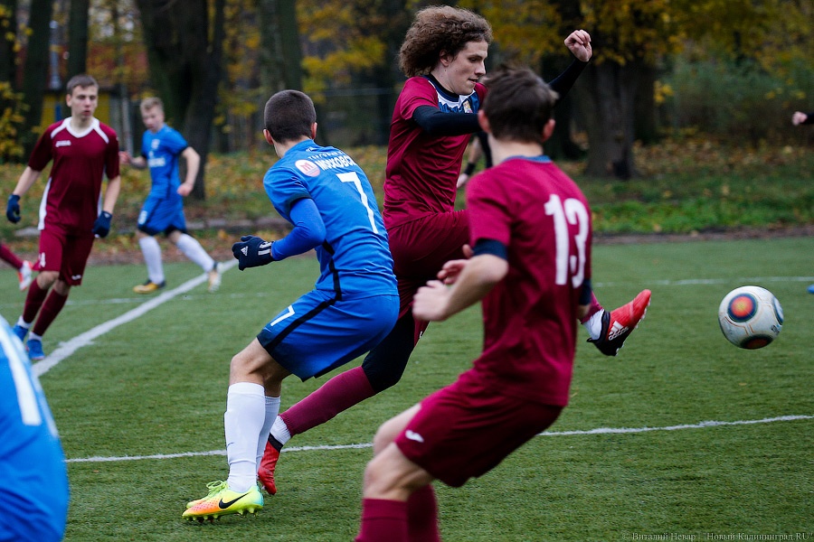 Футбол на синтетике: как в Калининграде на искусственном поле играли