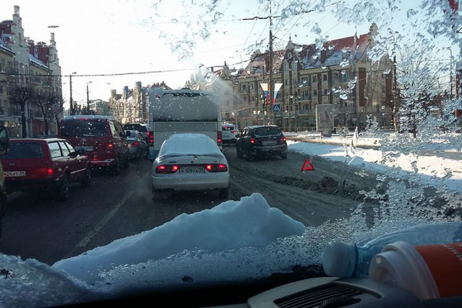 «Недомолились?»: автомобилисты предупреждают о скользких дорогах