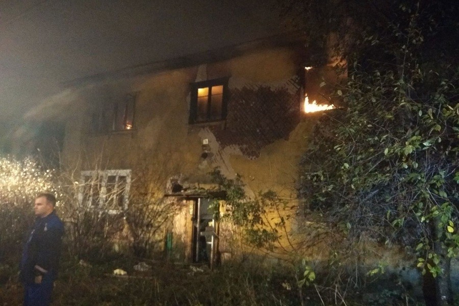 При пожаре в заброшенном доме в Калининграде пострадал человек (фото)
