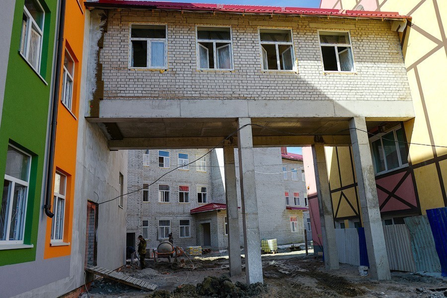 Почему в маске, почему без маски: в Калининграде продолжаются социальные стройки