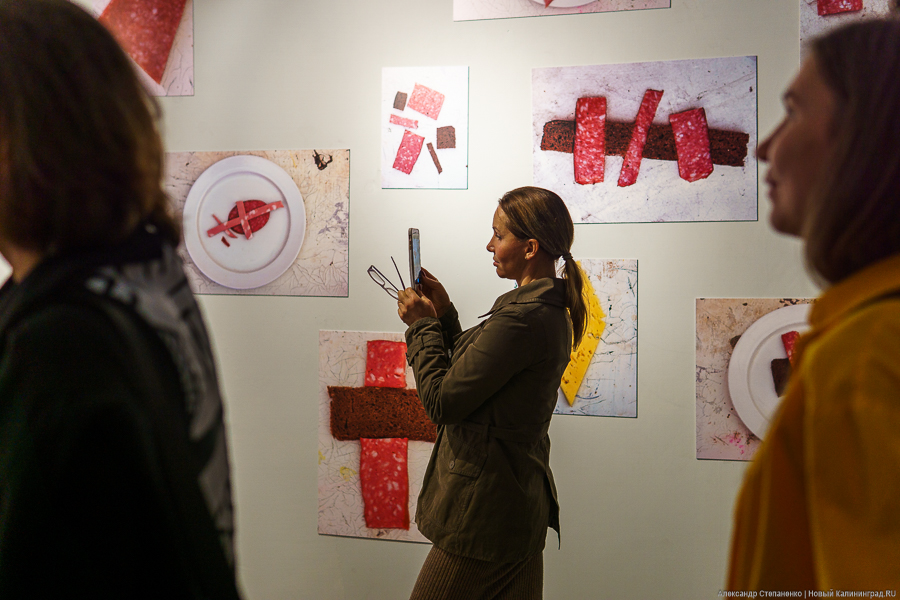 Хлеб, колбаса и «Синие носы»: в Калининграде открылся «Кухонный супрематизм» (фото)