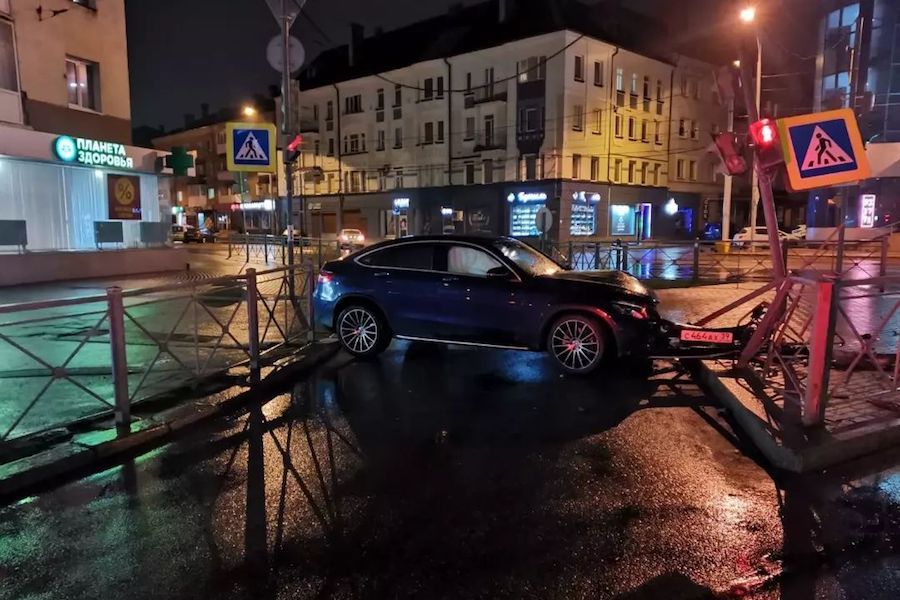 В центре Калининграда «Мерседес» пробил пешеходное ограждение и вылетел на тротуар (фото)
