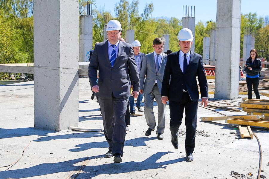 Далеко ли до Юрмалы: как губернатор Николай Цуканов стройплощадку Театра эстрады навещал