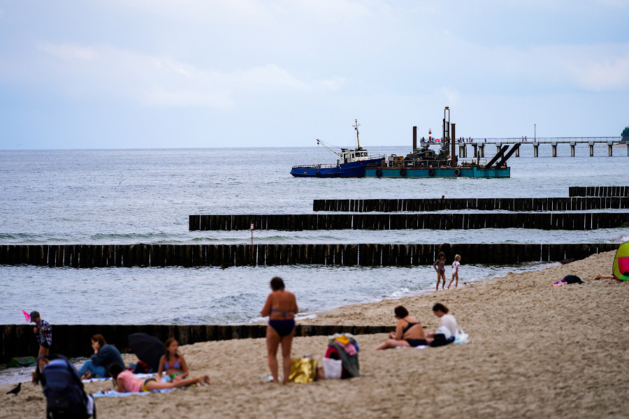 Ржавое настоящее: как выглядит променад рядом с госрезиденцией в Пионерском