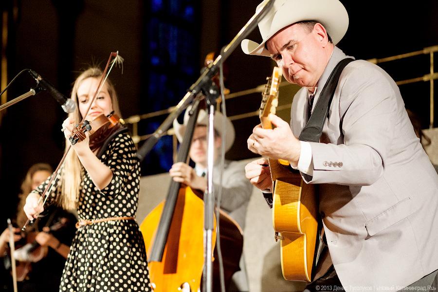 «Всем сестрам по серьгам»: фоторепортаж с концерта The Quebe Sisters Band