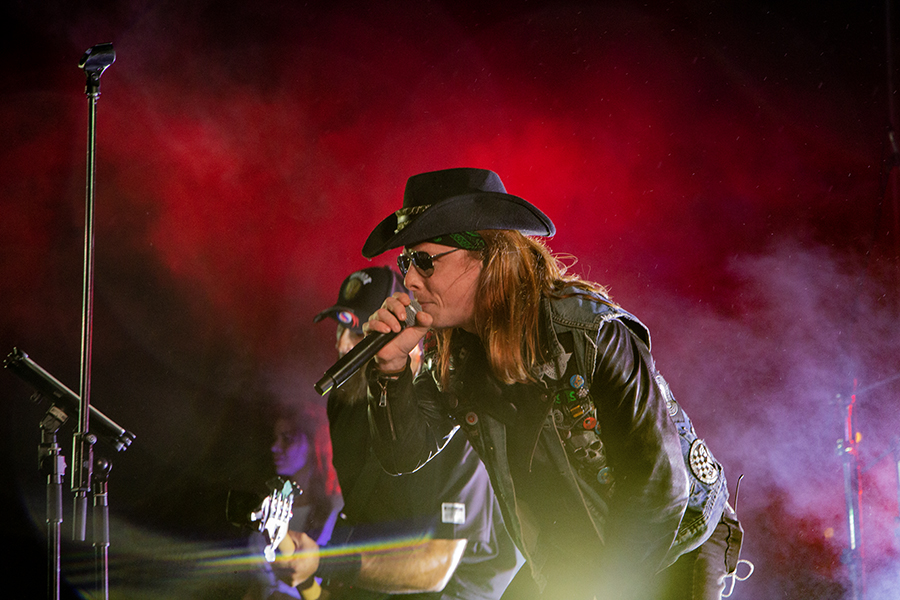 Марафон мировых хитов: в Калининграде прошёл рок-фестиваль с трибьют-шоу (фото)