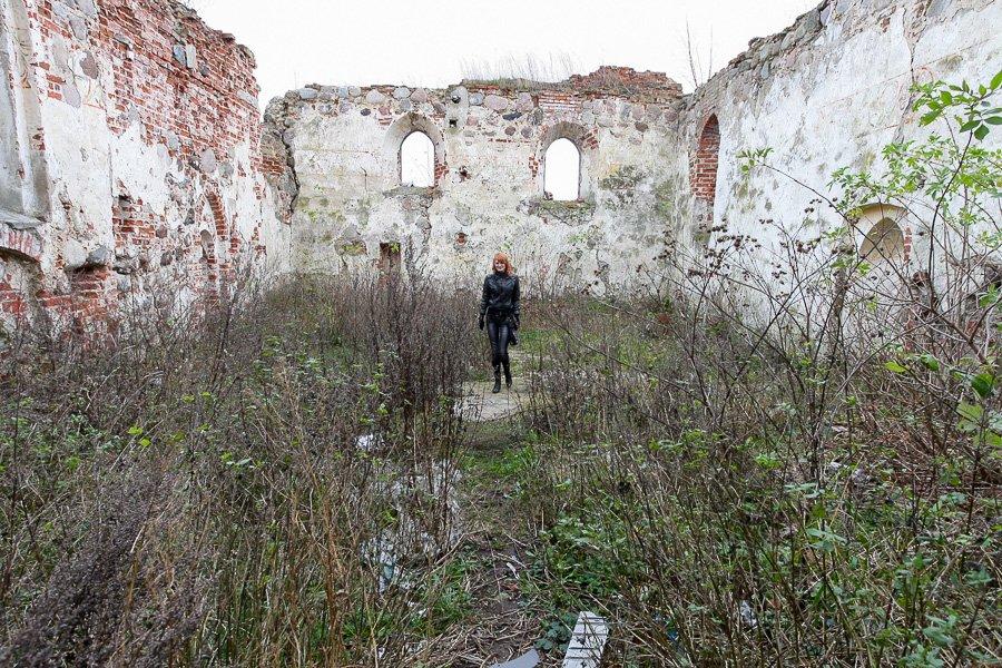 «К зданию не подходить»: что осталось от кирхи в поселке Поречье