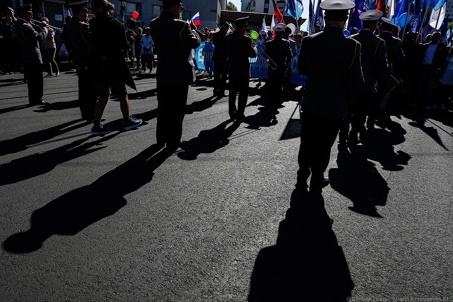 И официальные лица: в Калининграде прошло шествие за достойный труд