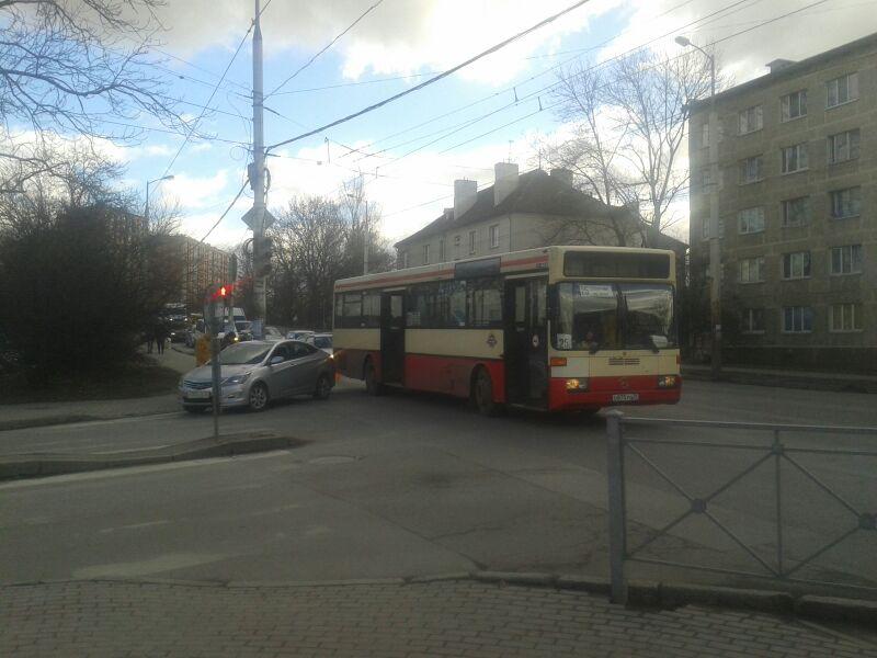 На ул. Горького столкнулись легковушка и автобус, возникла пробка (фото)