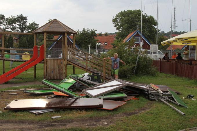 Шторм в Литве: на пляже Ниды ветер поднял в воздух коляску с ребенком (фото)