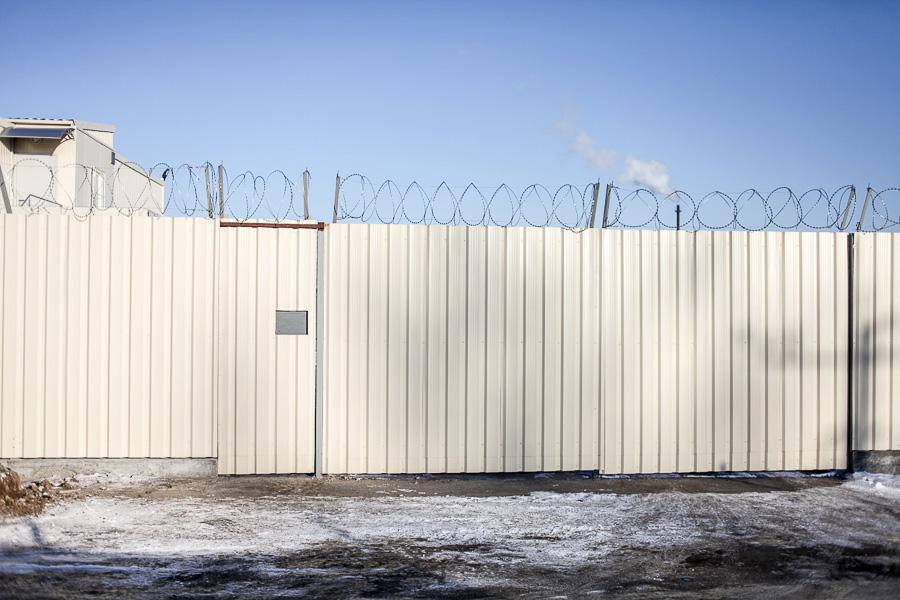 Уют за колючей проволокой: что ждет иностранцев, попавших в миграционный центр