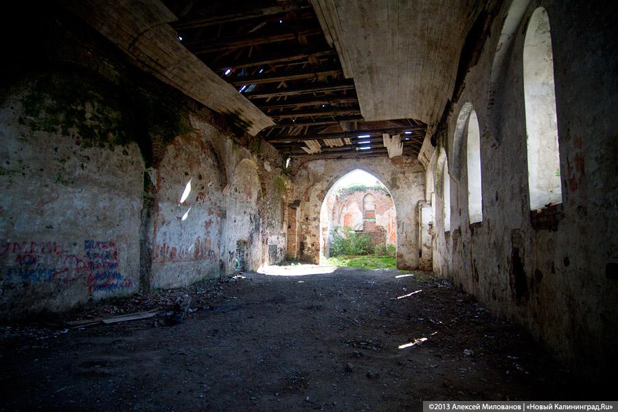 «Фрески и аисты»: вокруг кирхи в посёлке Кумачево идёт судебная тяжба