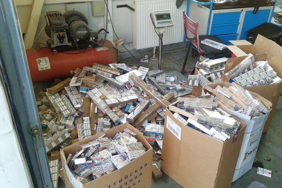 Таможенники нашли в двух «Мерседесах» почти 16 тысяч пачек контрабандных сигарет (фото)