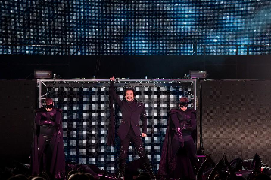 «И тут я, весь в белом»: фоторепортаж с концерта Филиппа Киркорова